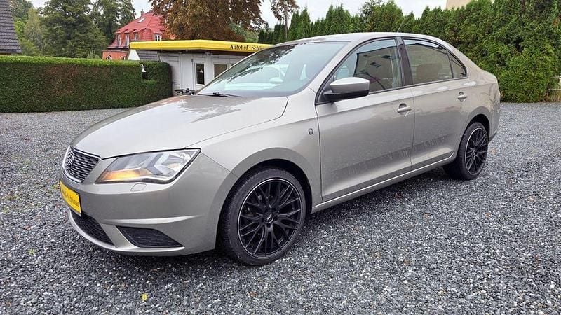 Grau Gebraucht 2015 Seat Toledo Reference Limousine | 5.900 € (Fairer Preis) - Bild 1/4
