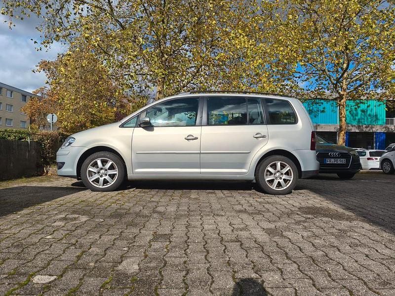 Grau Gebraucht 2009 VW Touran Trendline Van / Kleinbus | 4.200 € (Fairer Preis) - Bild 1/4