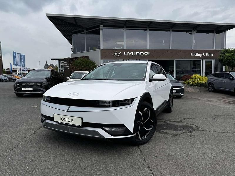 Atlas white / sol Gebraucht 2021 Hyundai Ioniq 5 Dynamiq SUV | 26.900 € (Fairer Preis) - Bild 1/4