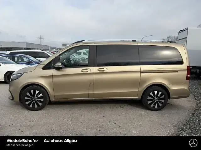 Gebraucht Mercedes V220 163 PS (119 kW) 2024 Gold Van / Kleinbus