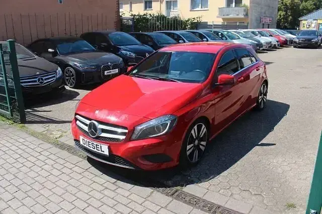 Gebraucht Mercedes A180 109 PS (80 kW) 2014 Rot Kleinwagen