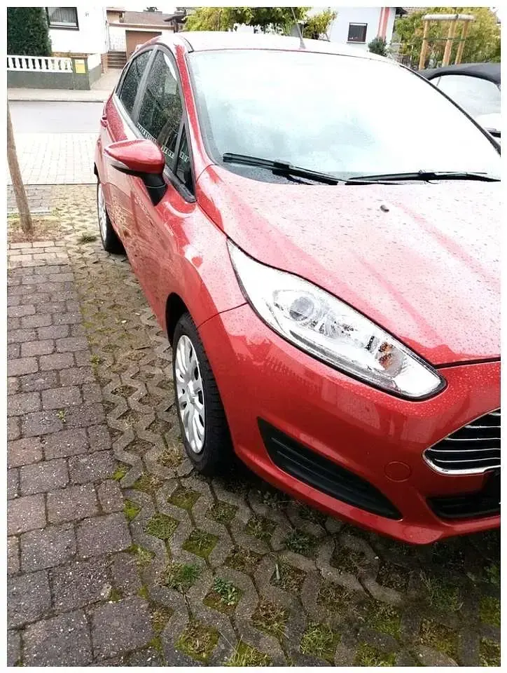 Gebraucht Ford Fiesta Ambiente 60 PS (44 kW) 2016 Rot Kleinwagen