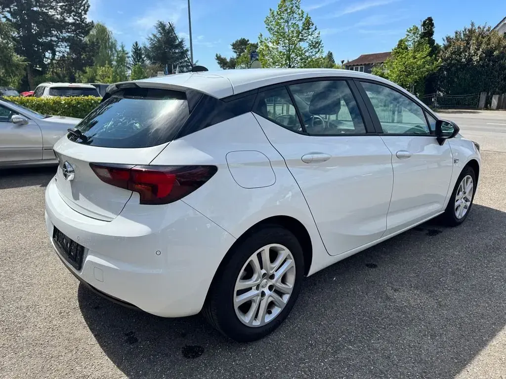 Usado Opel Astra 105 HP (77 kW) 2022 Branco Citadino