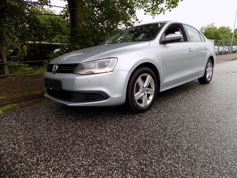 Silber Gebraucht 2011 VW Jetta Comfortline Limousine | 5.799 € (Fairer Preis) - Bild 1/4