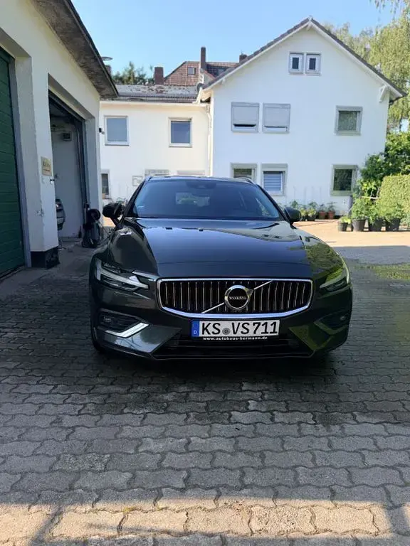 Gebraucht Volvo V60 Inscription 197 PS (144 kW) 2020 Grau Kombi