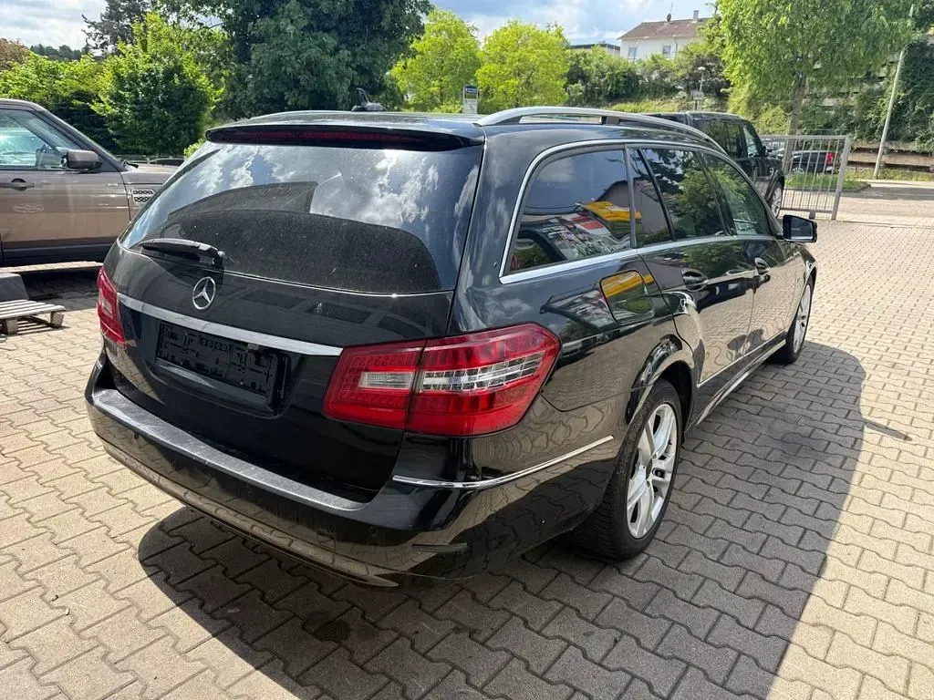 Używany Mercedes E220 170 KM (125 kW) 2011 Czarny Kombi
