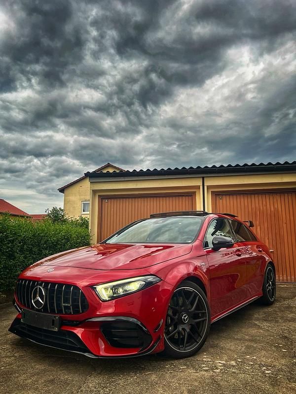 Rot Gebraucht 2023 Mercedes A45 AMG AMG Kleinwagen | 42.500 € (Guter Preis) - Bild 1/4