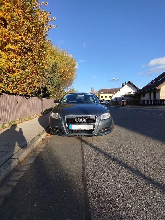 Grau Gebraucht 2011 Audi A3 Ambiente Limousine | 8.450 € (Fairer Preis) - Bild 1/4