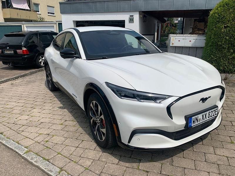 Weiß Gebraucht 2021 Ford Mustang Mach-E SUV | 28.700 € (Guter Preis) - Bild 1/4