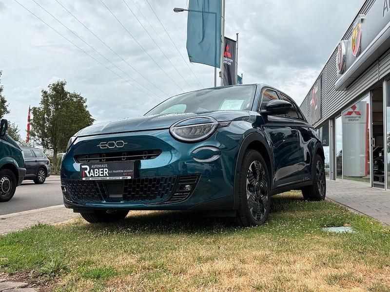 Grün Gebraucht 2024 Fiat 600E La Prima Limousine | 29.990 € (Fairer Preis) - Bild 1/4