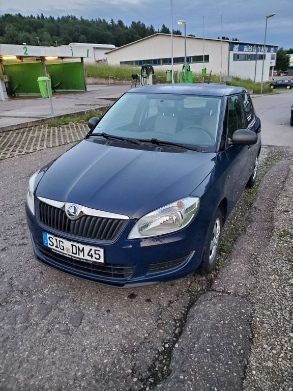 Blau Gebraucht 2013 Skoda Fabia Limousine | 3.900 € (Guter Preis) - Bild 1/4