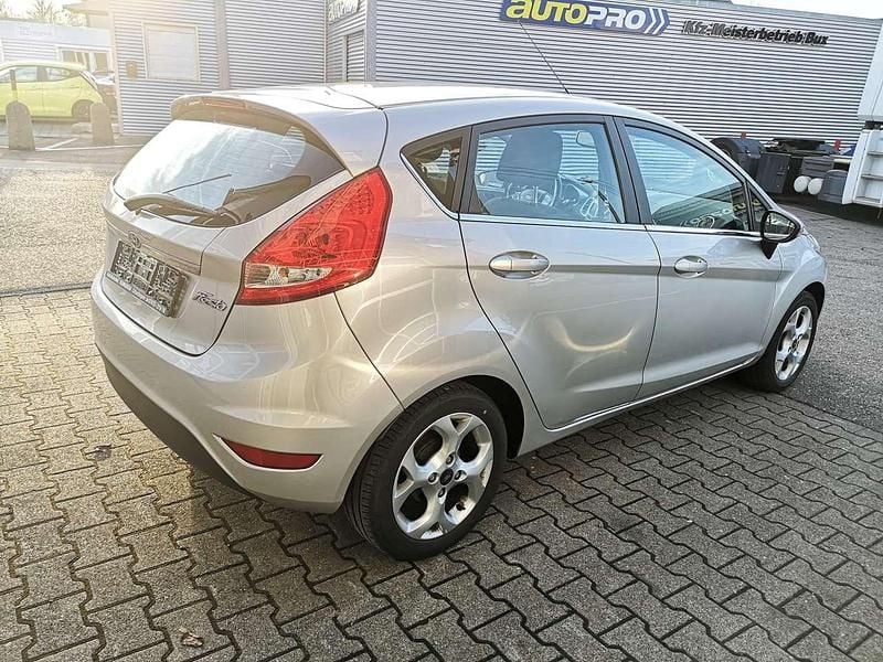 Gebraucht Ford Fiesta Titanium 97 PS (71 kW) 2009 Polarsilber metallic Kleinwagen