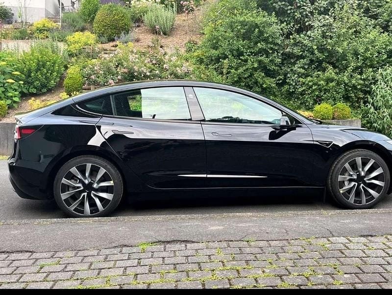 Schwarz Gebraucht 2024 Tesla Model 3 RWD Limousine | 35.999 € - Bild 1/3