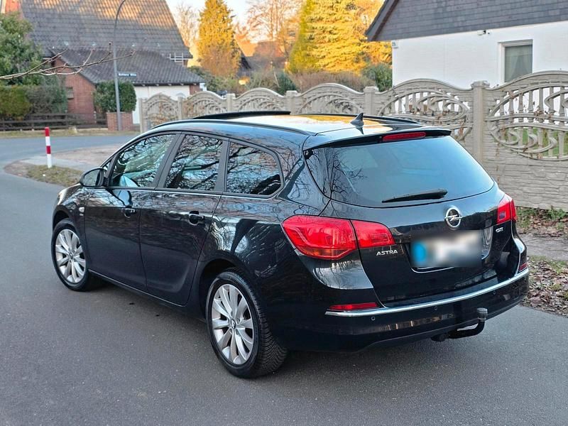 Gebraucht Opel Astra 131 PS (96 kW) 2013 Schwarz Kombi