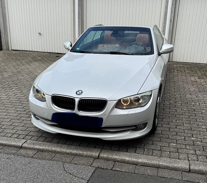 Weiß Gebraucht 2013 BMW 320 Cabriolet Sport Line Cabrio | 12.749 € (Fairer Preis) - Bild 1/4
