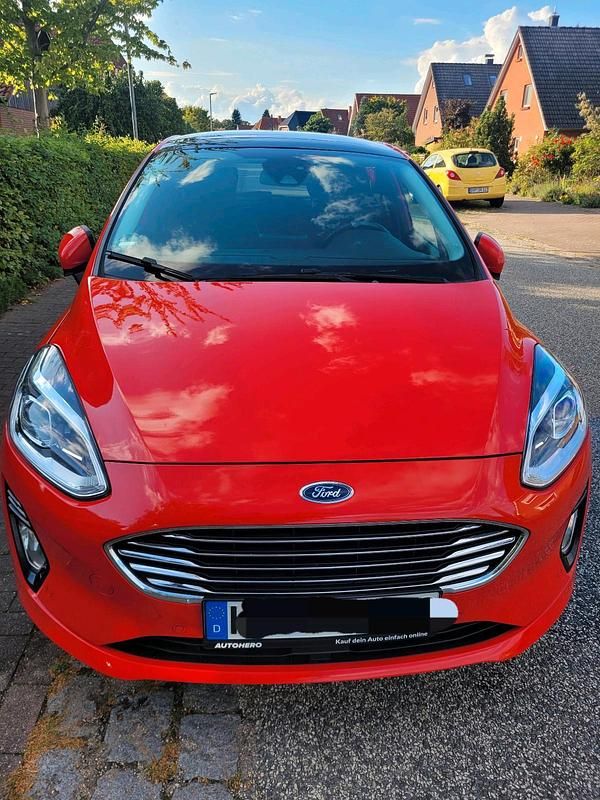 Rot Gebraucht 2017 Ford Fiesta Titanium Kleinwagen | 8.900 € (Guter Preis) - Bild 1/4