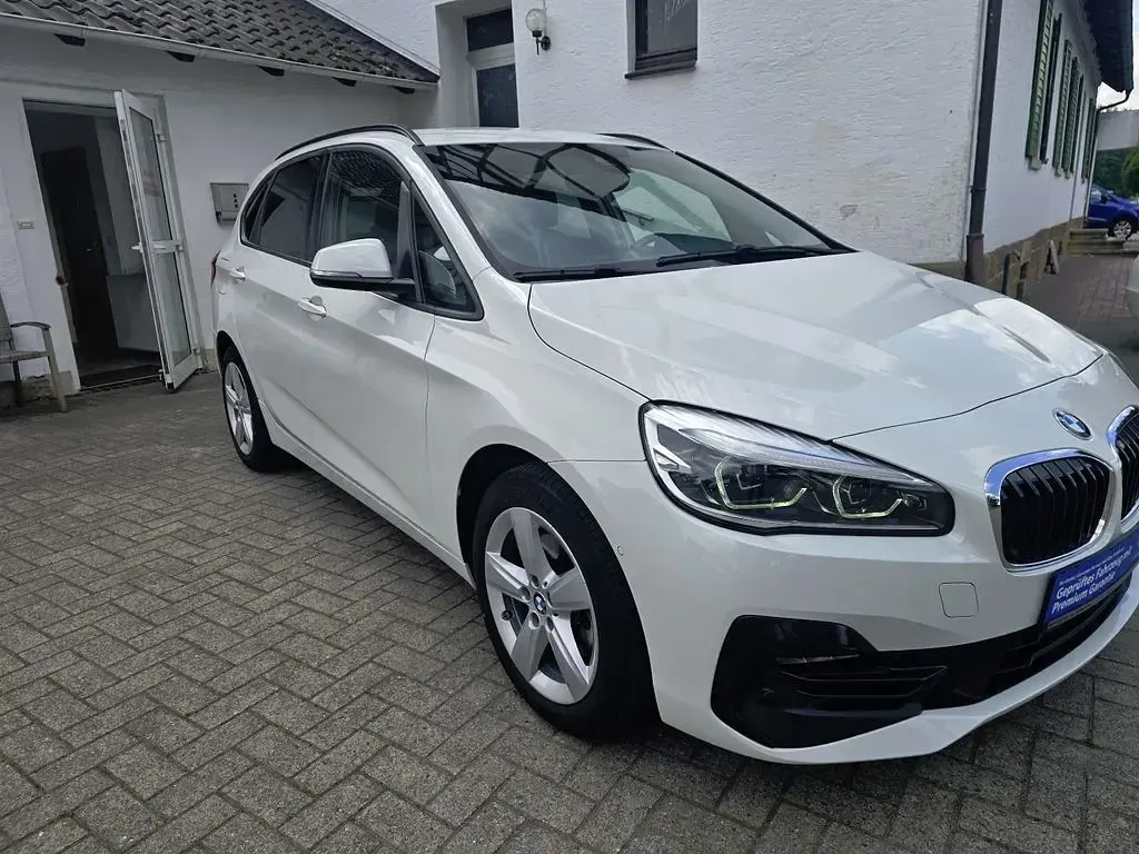 Gebraucht BMW 220 Active Tourer Sport Line 192 PS (141 kW) 2019 Weiß (alpinweiss 3) Van / Kleinbus