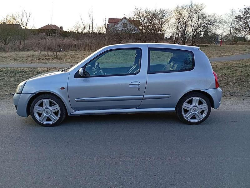 Gebraucht Renault Clio II 169 PS (124 kW) 2001 Silber Limousine