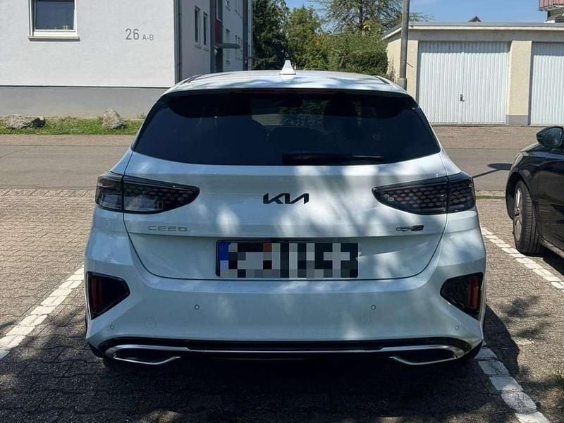 Weiß Gebraucht 2022 Kia Ceed GT GT-Line Limousine | 26.000 € (Fairer Preis) - Bild 1/4