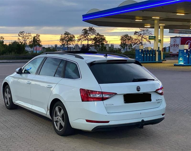 Weiß Gebraucht 2016 Skoda Superb Kombi | 7.999 € (Guter Preis) - Bild 1/4