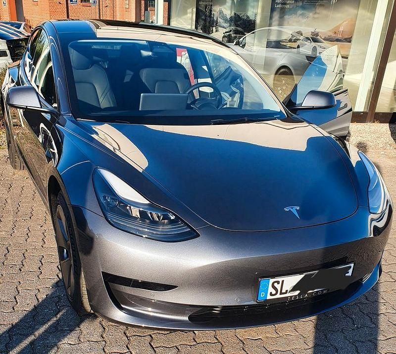 Grau Gebraucht 2021 Tesla Model 3 Standard Range Limousine | 27.500 € (Fairer Preis) - Bild 1/4