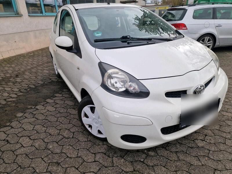 Weiß Gebraucht 2011 Toyota Aygo Kleinwagen | 2.850 € (Fairer Preis) - Bild 1/4