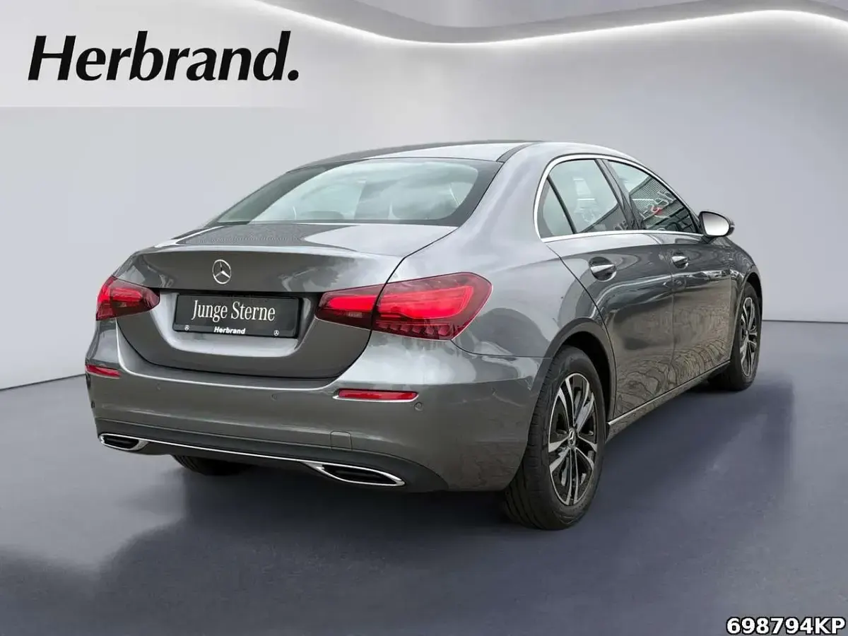 Gebraucht Mercedes A200 Progressive 163 PS (119 kW) 2025 Metalliclack mountaingrau Limousine