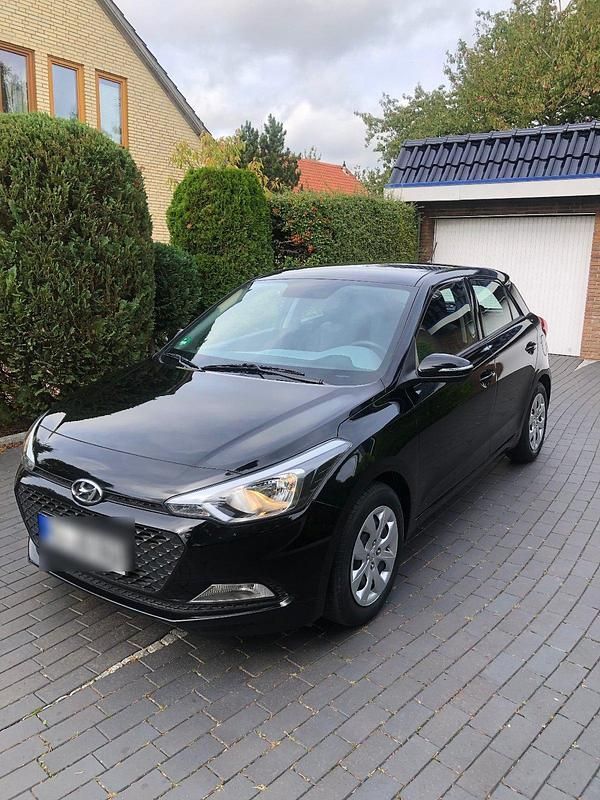 Schwarz Gebraucht 2017 Hyundai i20 Classic Limousine | 7.900 € (Guter Preis) - Bild 1/4