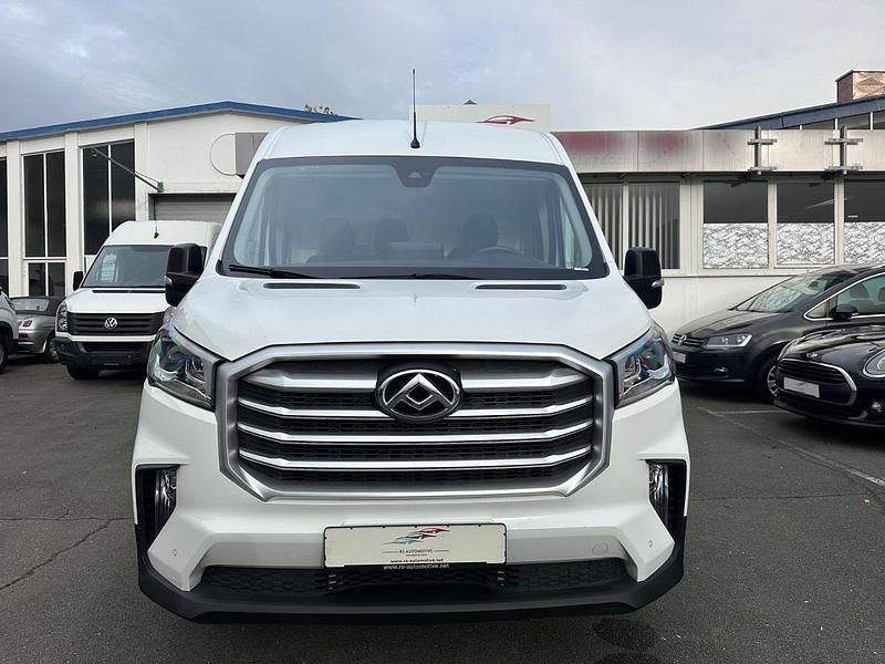 Second-hand Maxus V90 147 CP (108 kW) 2023 Alb Van