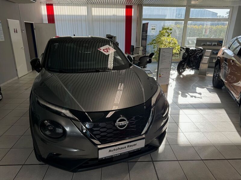 Grau Gebraucht 2024 Nissan Juke N-Connecta SUV | 35.130 € (Teuer) - Bild 1/4