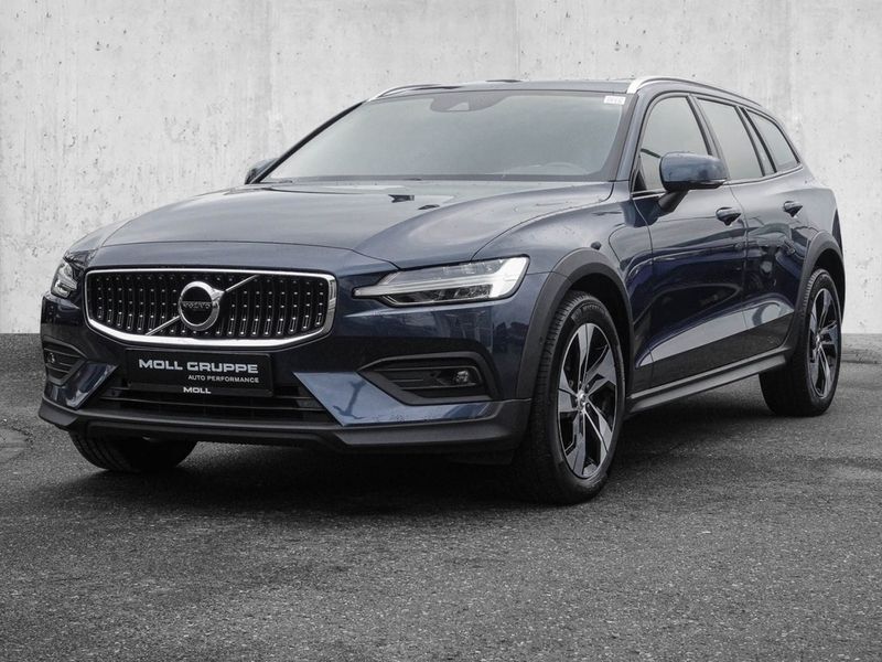 Gebraucht Volvo V60 CC 197 PS (144 kW) 2022 Denim blue / metallic Kombi