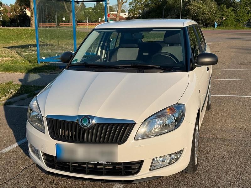 Weiß Gebraucht 2011 Skoda Fabia Kombi | 1.000 € (Superpreis) - Bild 1/4