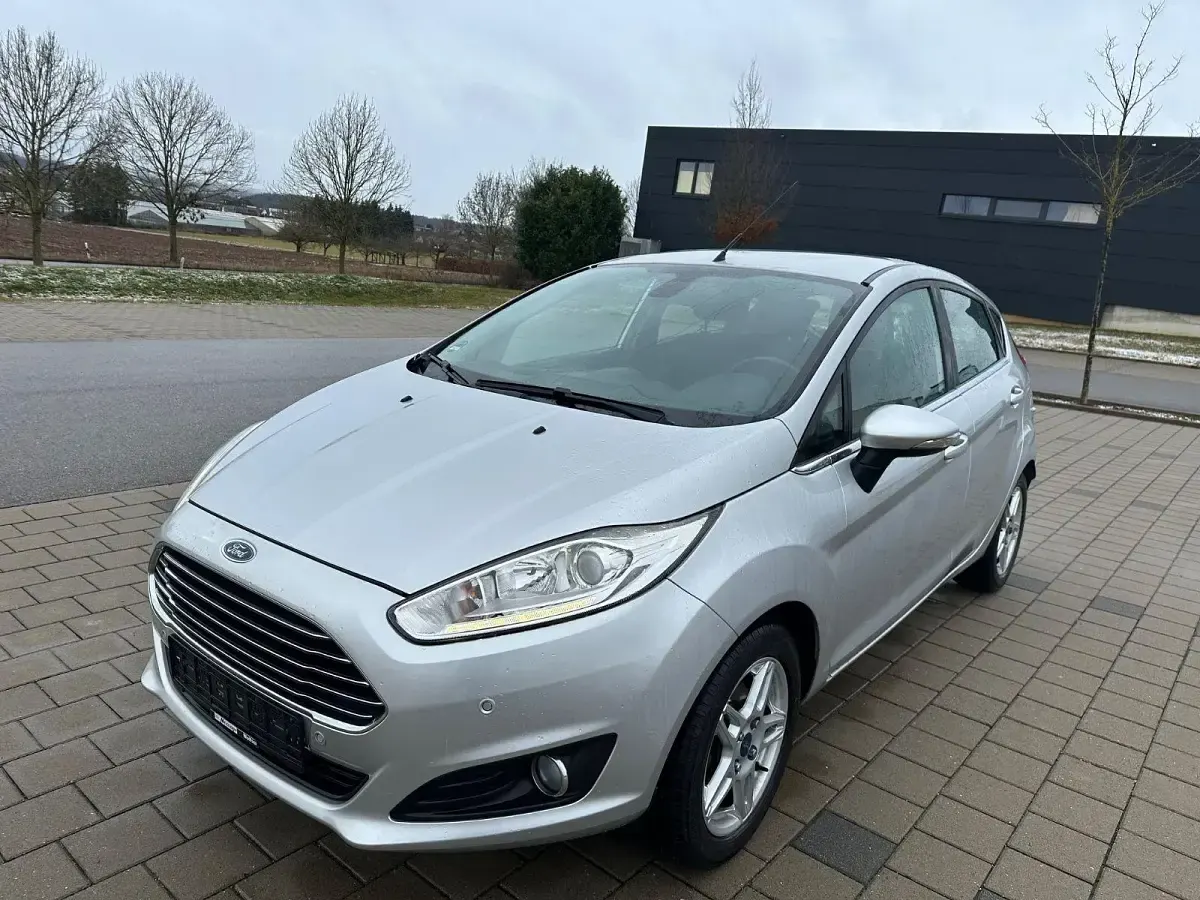 Gebraucht Ford Fiesta Titanium 101 PS (74 kW) 2014 Silber Kleinwagen