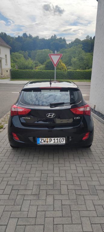 Schwarz Gebraucht 2013 Hyundai i30 Limousine | 6.300 € (Fairer Preis) - Bild 1/4