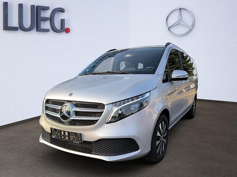 Bergkristallweiß metallic Gebraucht 2024 Mercedes V250 Van / Kleinbus | 70.850 € (Fairer Preis) - Bild 1/4