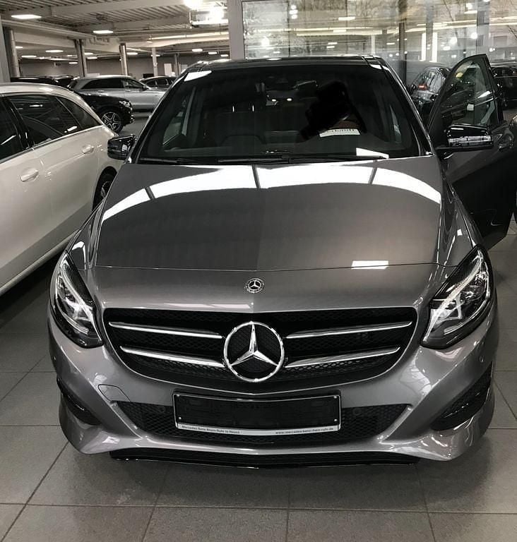 Grau Gebraucht 2018 Mercedes B220 Van / Kleinbus | 22.999 € (Fairer Preis) - Bild 1/4