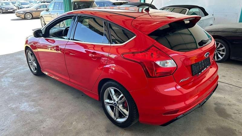 Second-hand Ford Focus S 150 CP (110 kW) 2013 Roșu Berlinǎ