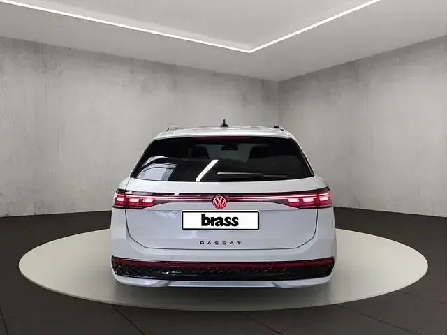 Gebraucht VW Passat R-line 150 PS (110 kW) 2026 Oryxweiß perlmutteffekt Kombi