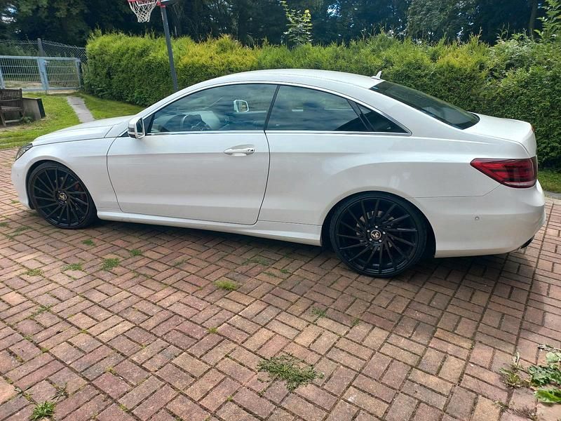 Weiß Gebraucht 2013 Mercedes E200 AMG line Coupé | 19.999 € - Bild 1/4