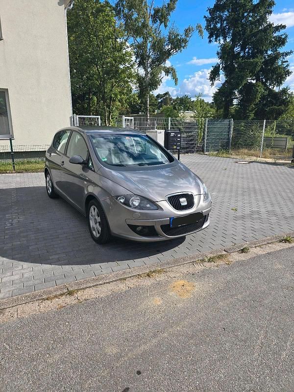 Grau Gebraucht 2004 Seat Altea Van / Kleinbus | 2.200 € (Fairer Preis) - Bild 1/4