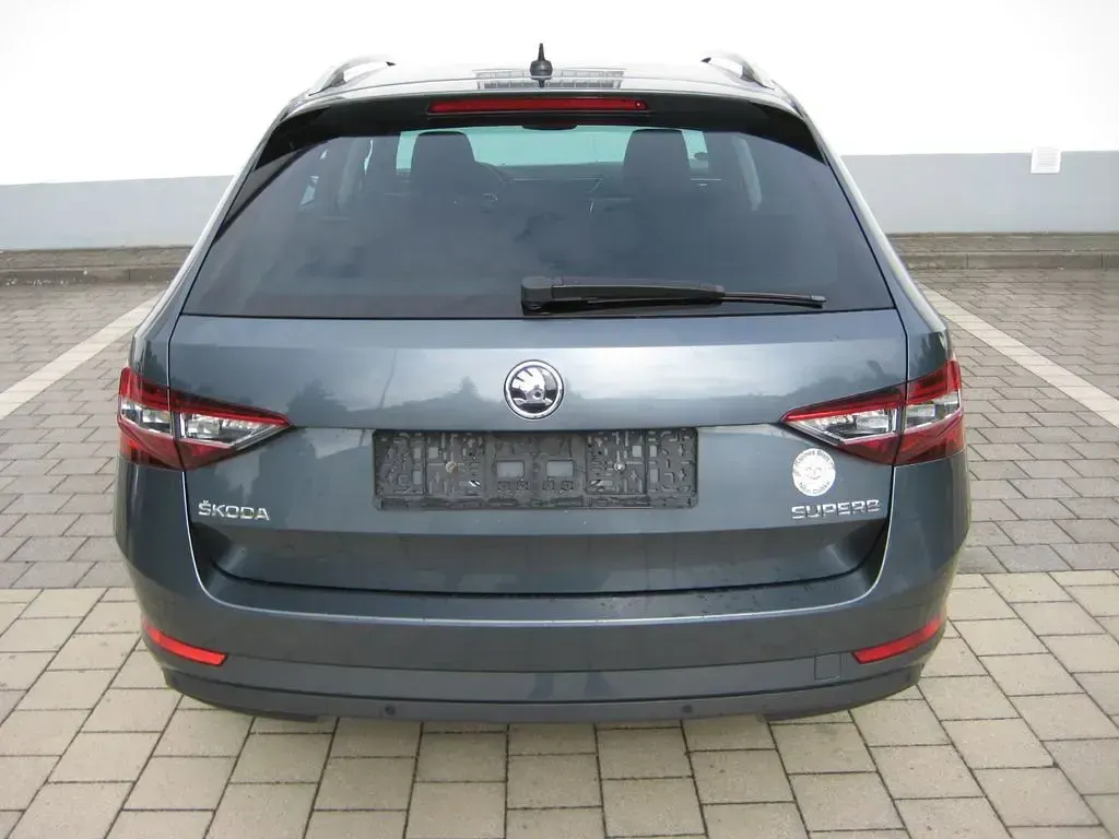 Gebraucht Skoda Superb Style 190 PS (139 kW) 2016 Grau Kombi
