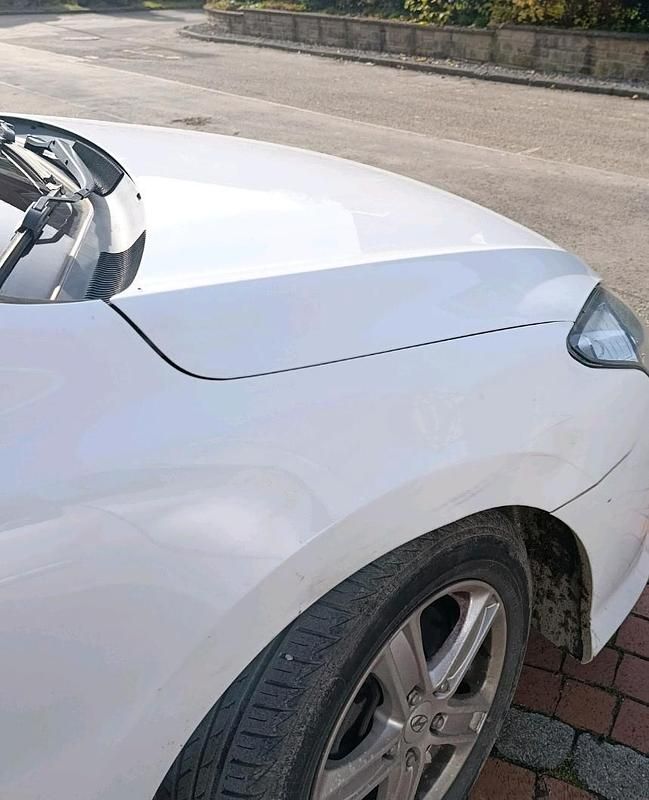 Weiß Gebraucht 2011 Hyundai i30 Kombi | 2.850 € (Etwas zu teuer) - Bild 1/4