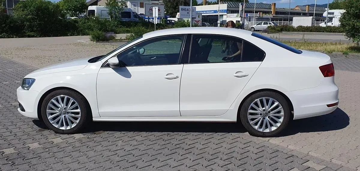 Gebraucht VW Jetta 105 PS (77 kW) 2011 Weiß Limousine