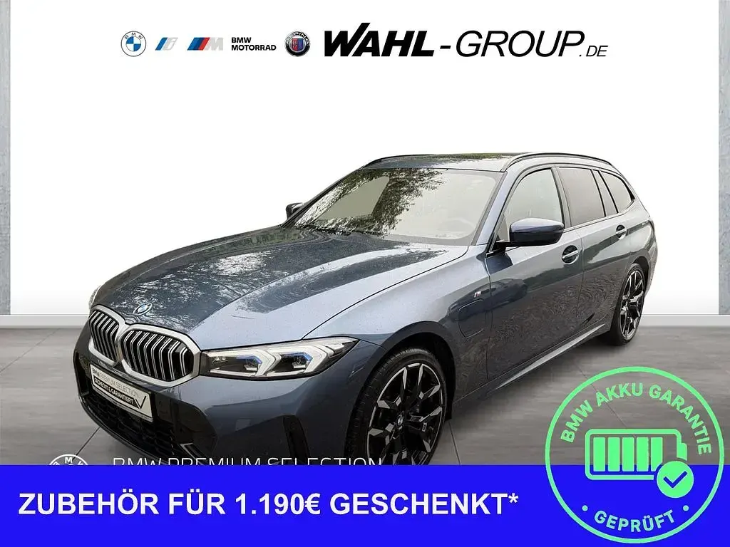 Gebraucht BMW 330e M Sport 292 PS (214 kW) 2025 Arctic race blue metallic Kombi