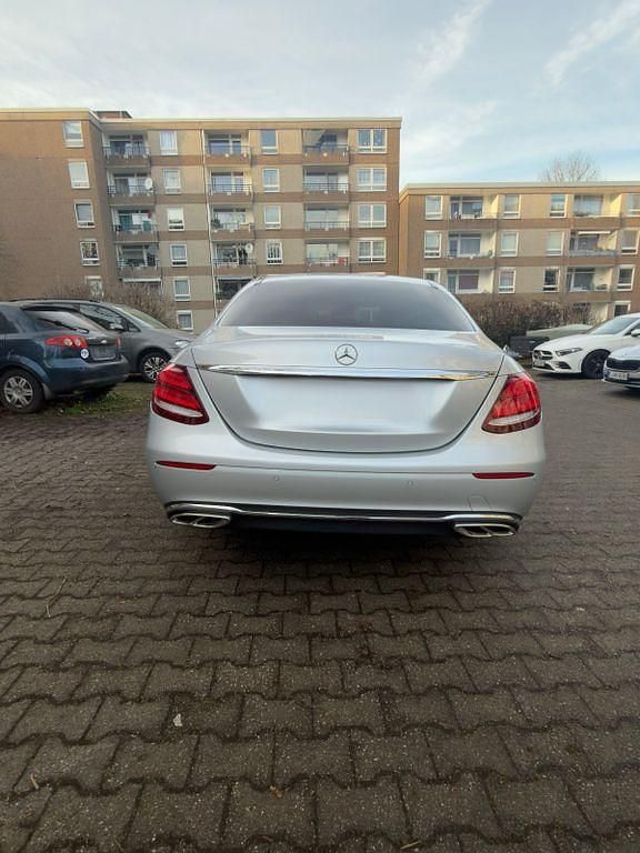 Silber Gebraucht 2016 Mercedes E220 Exclusive Limousine | 22.800 € (Fairer Preis) - Bild 1/1