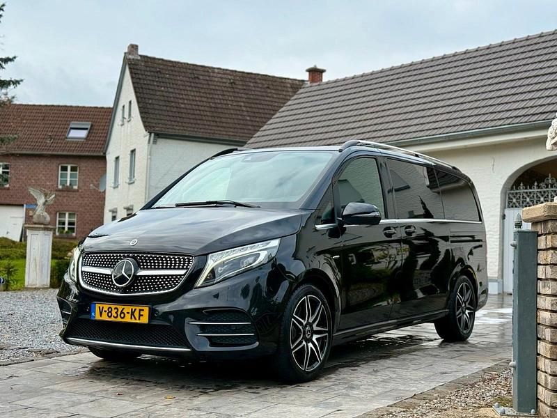 Schwarz Gebraucht 2017 Mercedes V250 Avantgarde Van / Kleinbus | 29.999 € (Fairer Preis) - Bild 1/4