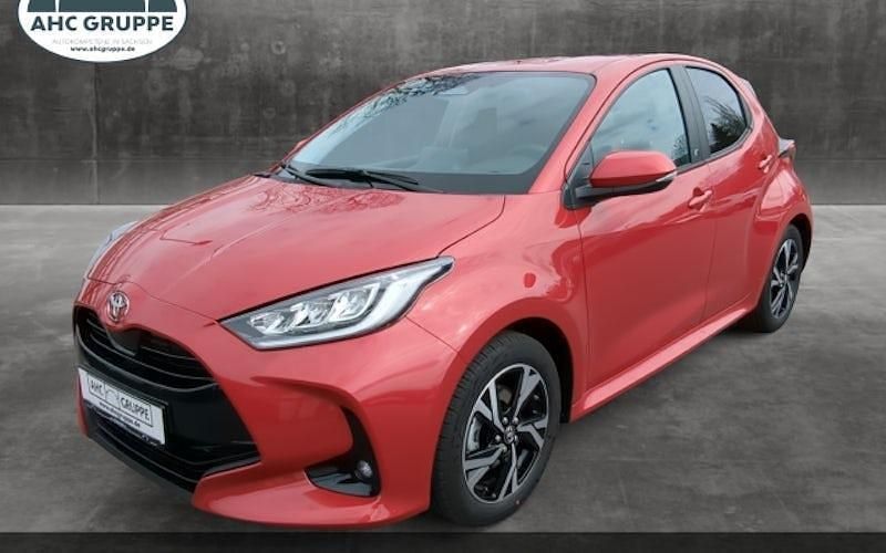 Rot Neu 2025 Toyota Yaris Hybrid Comfort Limousine | 29.590 € (Teuer) - Bild 1/4