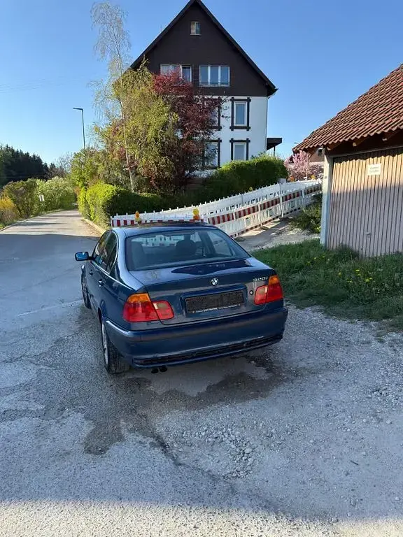 Second-hand BMW 320 170 CP (125 kW) 2001 Albastru Berlinǎ