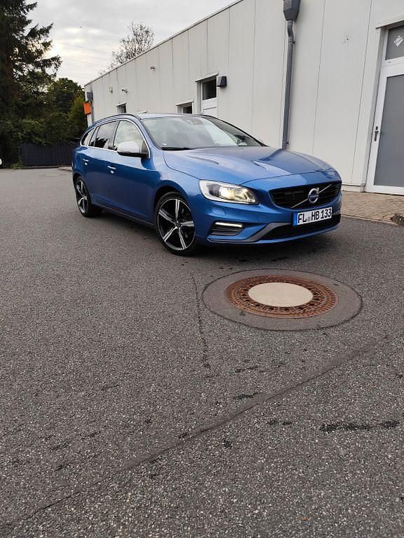 Blau Gebraucht 2017 Volvo V60 R-Design Kombi | 11.999 € (Guter Preis) - Bild 1/4