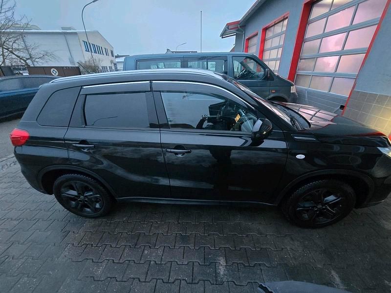 Gebraucht Suzuki Vitara 120 PS (88 kW) 2018 Schwarz SUV